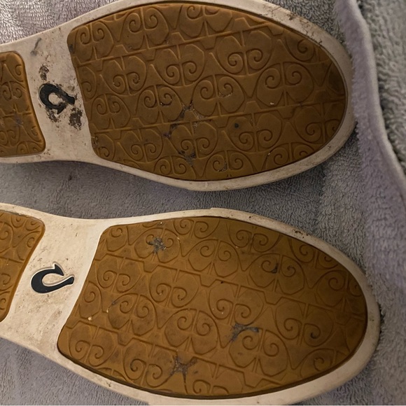 Olukai Size 8 - Picture 3 of 4